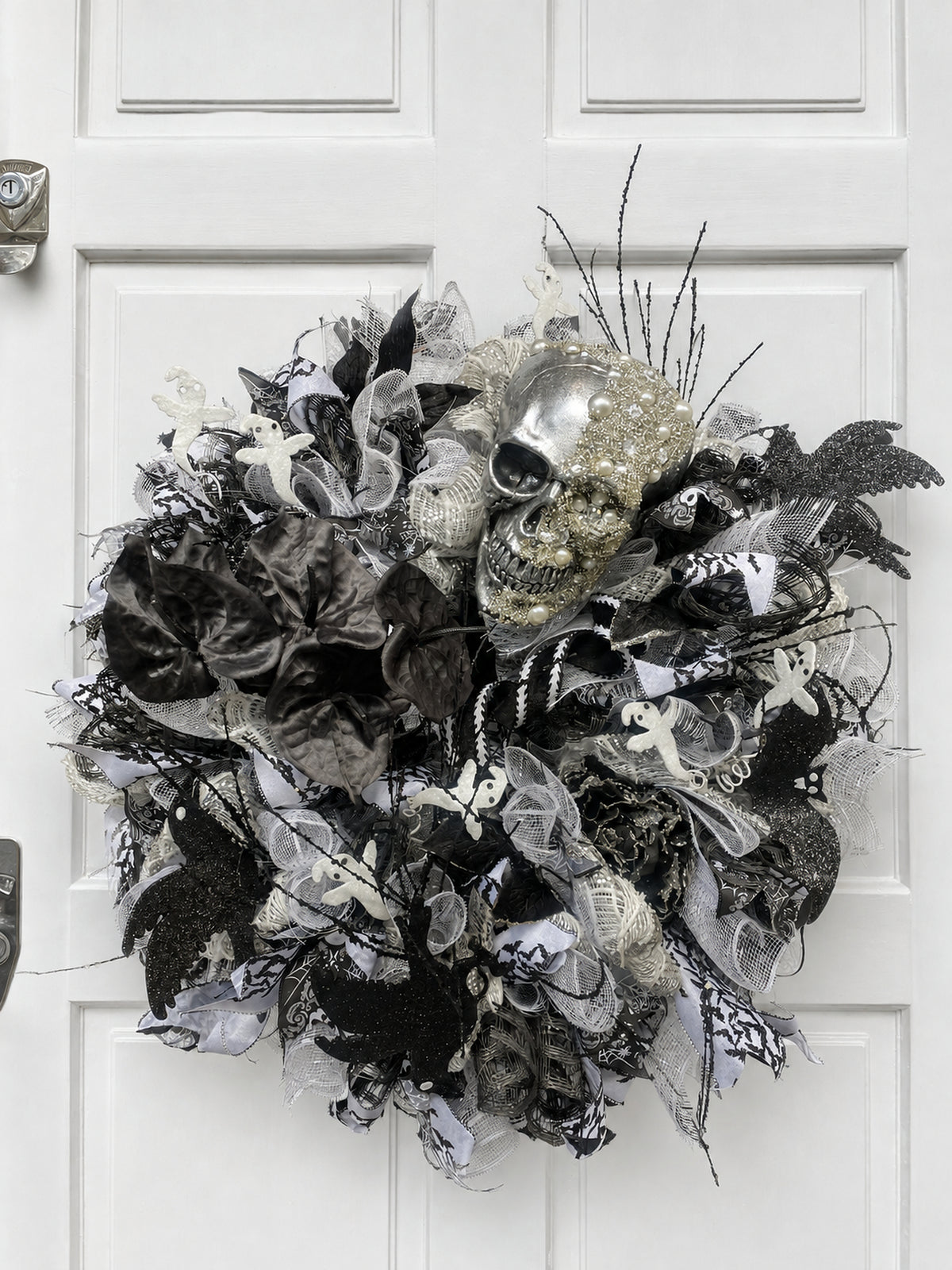 Gothic Skull Halloween Wreath 50cm | Black & White Pearl Skull Front Door Wreath