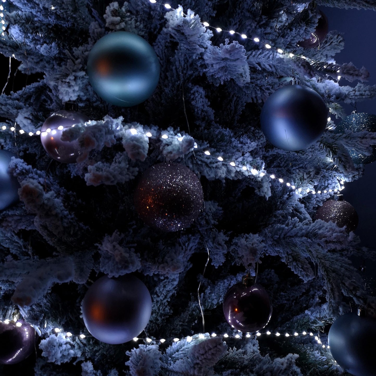 Premier 9.6m Compact MicroBrights Christmas Lights with 600 LEDs in White - Hats By Cressida