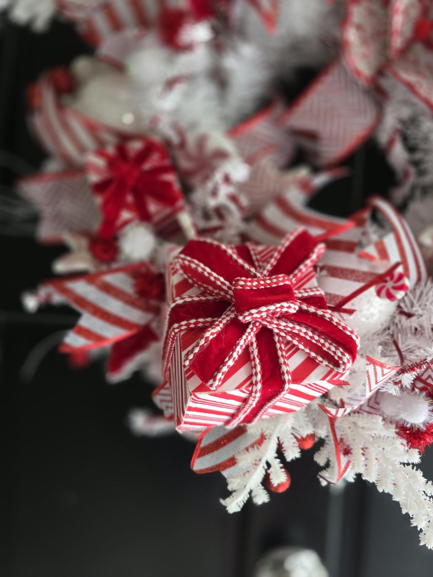 Luxury XL Candy Cane Red White Candy Gift Christmas Wreath Front Door Elegant Home Decorations Xmas Mantle Decor Holiday Wreath Advent Swag